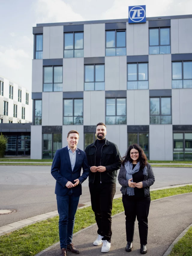 🚗 Automobilindustrie gehört zum Saarland!

Deshalb war ich zu Gast beim Betriebsrat von ZF in Saarbrücken. Der kürzlich bekannt gewordene Milliardenauftrag von BMW gibt dem Standort neue Perspektiven – eine wichtige Nachricht für viele Beschäftigte und ihre Familien.

Es zeigt sich: Der Einsatz für Arbeitsplätze in unserem Land beispielsweise bei Plug-in-Hybrid-Autos zahlt sich aus und stärkt unsere Industriestandorte. 

Gemeinsam mit meiner Kollegin aus dem Europäischen Parlament, @viviencostanzo und dem saarländischen Landtagsabgeordneten @damhat , war ich außerdem am Rande einer Sitzung des Verband der Automobilindustrie (VDA) in Saarbrücken im Austausch mit Vertreterinnen und Vertretern der Branche über die Zukunft der Automobilindustrie.

Für mich ist klar: Wertschöpfung, Innovation und gute Arbeitsplätze müssen auch künftig im Saarland bleiben. 💪

#Saarland #Automobilindustrie #Industrie #Arbeitsplätze #ZF BMW