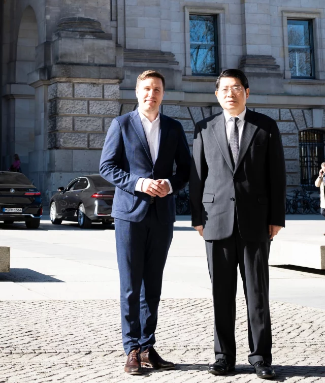 🇨🇳🇩🇪 Mit China reden – nicht nur über China.

In Berlin habe ich mich mit dem Botschafter der Volksrepublik China, Deng Hongbo 邓洪波, ausgetauscht.

Gerade jetzt gilt: Dialog ist wichtiger denn je.
China ist nicht nur unser wichtigster Handelspartner, sondern auch ein zentraler Akteur in der Sicherheits- und Weltpolitik.

Klar ist aber auch:
Mit erhobenem Zeigefinger erreicht man nichts. Fortschritt entsteht nur durch direkten, offenen Austausch – auch bei unterschiedlichen Positionen.

Worum es ging:

🔹 Handel & faire Regeln
China bleibt zentral für unsere Wirtschaft. Gleichzeitig gilt: Kein Platz für Dumping und Wettbewerbsverzerrung – etwa durch Überkapazitäten im Stahl. Unsere Industrie und Arbeitsplätze müssen geschützt werden.

🔹 Klima & Technologie
China investiert massiv in erneuerbare Energien und grüne Technologien – und nutzt das strategisch. Während andere aussteigen, bleibt China etwa bei internationalen Klimaverhandlungen am Tisch.

🔹 Russlands Krieg gegen die Ukraine
Ich habe klar gemacht: China muss seinen Einfluss nutzen. Dieser Angriffskrieg muss beendet werden.

Was jetzt zählt:

Deutschland muss stärker werden – wirtschaftlich und strategisch:
➡️ unabhängiger bei Rohstoffen
➡️ stabilere Lieferketten
➡️ neue Partnerschaften weltweit

Nur so treten wir China selbstbewusst auf Augenhöhe gegenüber.

#China #Außenpolitik #Wirtschaft #Handel #Deutschland Geopolitik Bundestag