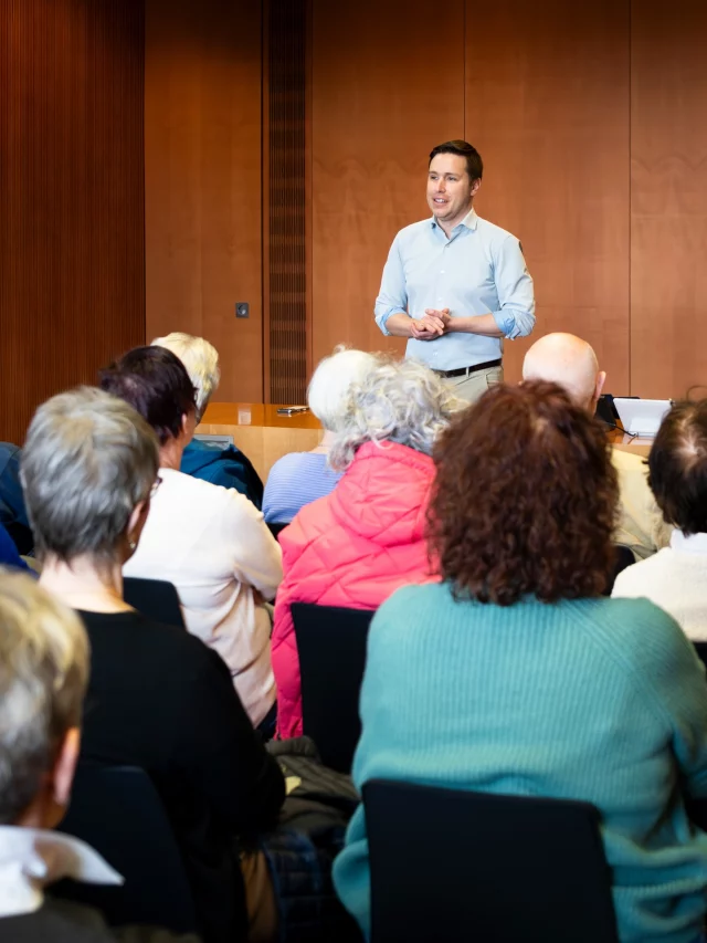 Besuch aus dem Saarland 👋

Wenn Saarländerinnen und Saarländer in Berlin vorbeischauen, ist das für mich immer ein echtes Highlight. 

Dieses Mal durfte ich zahlreiche engagierte Ehrenamtler aus meinem Wahlkreis begrüßen – Menschen, die tagtäglich Verantwortung übernehmen, anpacken und unsere Gemeinschaft vor Ort stark machen. 💪

Der Austausch mit Euch zeigt mir jedes Mal aufs Neue, wie wichtig Euer Einsatz ist – und wie viel wir gemeinsam bewegen können.

Danke für Euer Engagement und den Besuch in Berlin – kommt jederzeit wieder! 🙌