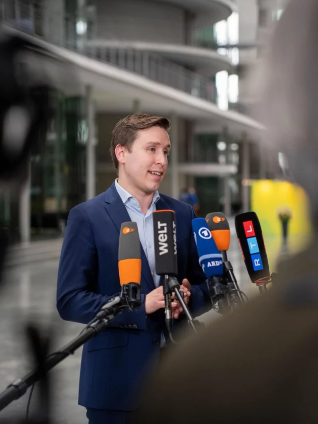 🛒🥬 Lebensmittel in Deutschland müssen bezahlbar bleiben!

Heute hat die Task Force der Koalition im Bundestag nicht nur über steigende Energiepreise gesprochen, sondern auch die Entwicklung bei Lebensmitteln genau unter die Lupe genommen.

⛽️ Klar ist: Die Abzocke an den Tankstellen muss beendet werden. Der Bundestag hat dafür bereits Maßnahmen beschlossen – und sie wirken.

🛒 Aber auch bei Lebensmitteln gilt: Wir dürfen nicht erst reagieren, wenn die Preise explodieren.

Seit 2020 sind die Lebensmittelpreise bereits um rund 30 % gestiegen. Noch sehen wir keine kurzfristigen Preissprünge im Supermarkt – aber wir müssen vorbereitet sein.

👉 Inflation trifft vor allem Menschen mit kleinen und normalen Einkommen sowie Familien. Deshalb handeln wir vorausschauend.

Meine drei Punkte aus der Task Force:

1️⃣ Mehr Transparenz:
Eine unabhängige Preisbeobachtungsstelle muss endlich kommen. Wir müssen verstehen, wo Gewinne entstehen – für fairen Wettbewerb und echten Verbraucherschutz.

2️⃣ Kosten bei Landwirten im Blick:
Explodierende Düngerpreise (+50 %) und hohe Spritkosten setzen unsere Landwirtschaft massiv unter Druck – das kommt am Ende auch bei den Verbraucherpreisen an.

3️⃣ Entlastung prüfen:
Die Verbraucherzentrale hat eine Senkung der Mehrwertsteuer auf Lebensmittel vorgeschlagen. Das müssen wir prüfen – auch mit Blick auf die tatsächliche Weitergabe an die Verbraucher.

Nicht warten, sondern handeln. Klar, vorbereitet und im Interesse der Menschen. 💪

#lebensmittelpreise