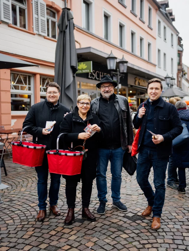 Ostergruß aus St. Ingbert 🐣🌷
Gemeinsam waren wir heute auf dem St. Ingberter Ostermarkt unterwegs. Viele gute Gespräche, tolle Begegnungen – und natürlich ein kleiner Ostergruß mit Schokohasen von der Saar-SPD 🍫🐰

Schön, so viele bekannte und neue Gesichter zu treffen!

#StIngbert #Ostern #Saarland #VorOrt
