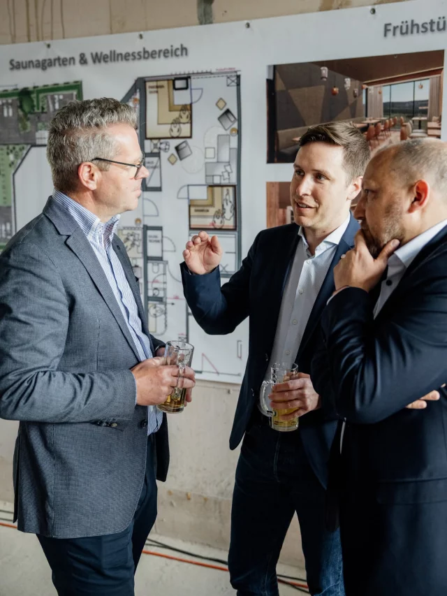 Macher für unsere Heimat 💪

Während viele nur darüber reden, was angeblich alles nicht geht, gibt es Menschen, die einfach machen.

Einer davon: @peter_troesch .
Mit seinem Engagement entsteht in Bexbach auf dem Gelände rund um die Hochwiesmühle ein neuer Hotel- und Wohnkomplex – geplant und gebaut mit heimischen Handwerkern. Das stärkt unsere Region ganz konkret.

Das Bexbacher Freibad kenne ich noch gut aus meiner Schulzeit – umso schöner zu sehen, wie sich hier etwas weiterentwickelt.

Beim Richtfest war ich gerne vor Ort.
Ich freue mich schon darauf, bald wieder als Gast zurückzukommen!

#Saarland #Bexbach #Heimat #Handwerk #VorOrt