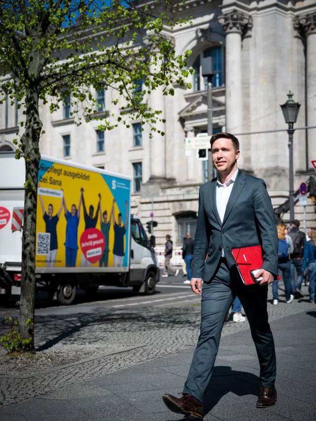 Sitzungswoche im Zeichen konkreter Lösungen 🇩🇪💪

⛽️ Entlastung und klare Regeln gegen Abzocke an der Tankstelle

Im Bundestag haben wir ein Energie-Sofortprogramm auf den Weg gebracht, das die Preissteigerungen infolge des Iran-Konflikts abfedert. Das hilft allen, die täglich auf ihr Auto angewiesen sind – und wirkt direkt:
👉 Die befristete Senkung der Energiesteuer auf Benzin und Diesel um 17 Cent pro Liter gilt bereits ab dem 1. Mai.

Für mich gehört zu seriöser Politik auch die Gegenfinanzierung: Deshalb schärfen wir das Kartellrecht und prüfen auf EU-Ebene eine Übergewinnsteuer. Klar ist: Wer in Krisenzeiten übermäßig profitiert, muss auch Verantwortung übernehmen.

🏡 Mehr bezahlbarer Wohnraum

Gemeinsam mit @matthiasmiersch , @hendrikbollmann und den Baupolitikerinnen und -politikern meiner SPD-Fraktion haben wir zentrale Schritte beraten. Unser Ziel: mehr bezahlbare Wohnungen – unter anderem durch eine Bundesbaugesellschaft.

🚧 Bauen wieder voranbringen

Auch im Austausch mit dem Bauunternehmern und Handwerkern wurde deutlich: Die Baugenehmigungen steigen wieder – diesen Trend müssen wir sichern.
👉 Die Lösung ist klar: einfacher, schneller und günstiger bauen. Die Bagger müssen rollen.

🛒🥬 Bezahlbare Lebensmittel sichern

Steigende Preise bleiben ein großes Thema. Im Gespräch mit dem Lebensmittelhandel ging es um konkrete Ansätze wie einen „Deutschlandkorb“ oder steuerliche Entlastungen.

💬 Starke Demokratie braucht starken Journalismus
Beim Mittagstisch des Seeheimer Kreises haben wir uns mit Gordon Repinski von POLITICO ausgetauscht.
Im Fokus: Wie halten wir unsere Demokratie stark – und wie bringen wir die notwendigen Reformen endlich voran?

Klar ist: Es gibt viel zu tun. Packen wir es an.

#Bundestag #Sitzungswoche #Entlastung #Wohnungsbau #Demokratie Berlin Politik