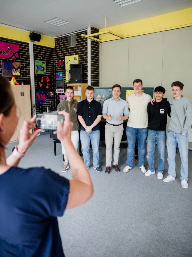 Zur Europawoche in der Gemeinschaftsschule Gersheim 🇪🇺

Als direkt gewählter Bundestagsabgeordneter war ich heute zu Gast in der Gemeinschaftsschule in Gersheim.
Viele kluge Fragen, eine offene und ehrliche Diskussion über aktuelle politische Themen – genau so muss politischer Austausch sein.

Gerade Europa lebt davon, dass wir miteinander sprechen, unterschiedliche Perspektiven hören und gemeinsam Lösungen suchen. Es hat richtig Spaß gemacht, mit Euch ins Gespräch zu kommen!

Danke für die Einladung und das große Interesse 🙌

#Europawoche