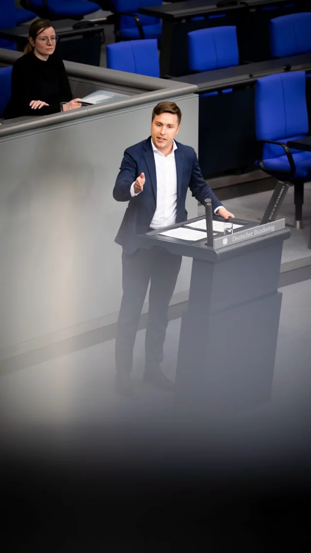 💪 Stahl hat Zukunft. 
Im Saarland und in ganz Deutschland. Wir werden die Stahl-Arbeitsplätze erhalten und zukunftsfest machen. Auf den plumpen und ideologigetriebenen Populismus der AfD rüfen wir nicht hereinfallen. Wir kämpfen für die Menschen und Familien, die vom Stahl leben!