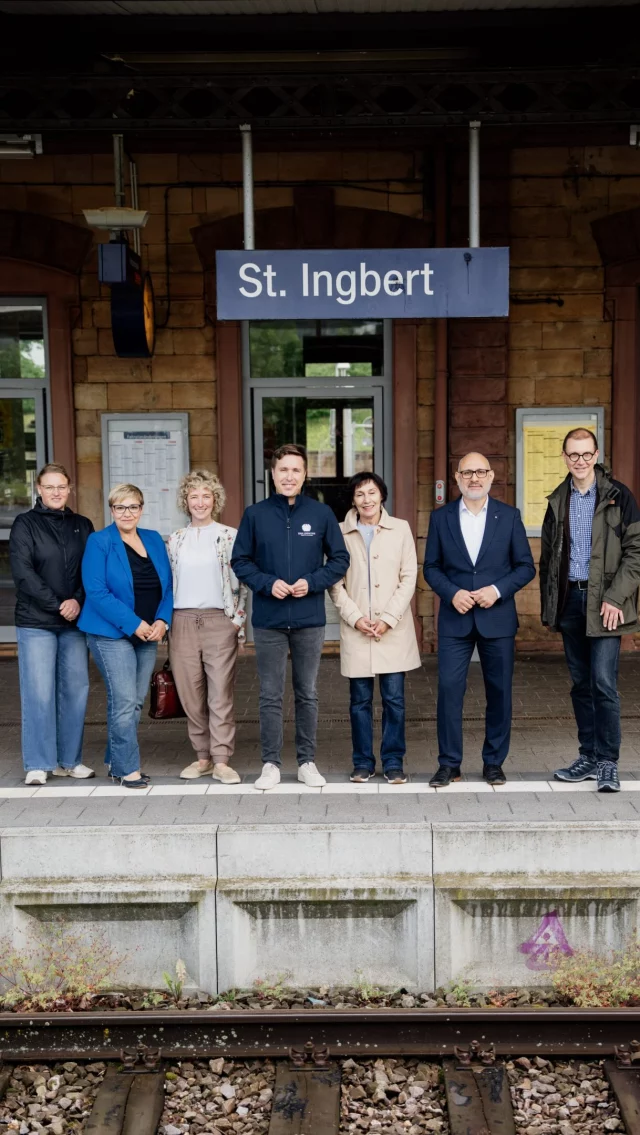 🚉💪 Erste Liga auch für den Bahnhof St. Ingbert! 

Schon heute ist der Bahnhof in der @stadt_sankt_ingbert für viele Menschen der erste Eindruck unserer Stadt – und damit ihre Visitenkarte. Für Pendlerinnen und Pendler, Studierende, Wissenschaftlerinnen und Wissenschaftler, Reisende und Gäste. Künftig gilt das auch für viele Fußballfans auf dem Weg zur @svelversberg in der 1. Bundesliga.

Wenn wir wollen, dass St. Ingbert modern, einladend und zukunftsfähig wahrgenommen wird, müssen wir genau hier ansetzen. Das hat auch der @ortsrat_igb_mitte so gesehen, der sich zuletzt damit beschäftigt hat.

➡️ Deshalb habe ich mich heute gemeinsam mit dem neuen Konzernbevollmächtigten der Deutschen Bahn für unsere Region,  Ismail Ertug, Oberbürgermeister @ulli.mitll , Ortsvorsteherin Irene Kaiser und der Landtagsabgeordneten @sevim.kayakaradag direkt vor Ort am Bahnhof getroffen.

🚉 Kurzfristig wollen wir eine Sicherheitspartnerschaft zwischen Deutscher Bahn und städtischem Ordnungsamt sowie die Erneuerung der Toilettenanlage auf den Weg bringen. Langfristig geht es darum, das Bahnhofsgebäude insgesamt neu zu nutzen und attraktiver zu vermarkten.

Wir bleiben am Ball, damit der Bahnhof St. Ingbert sicherer, moderner und einladender wird. 🚆🤝