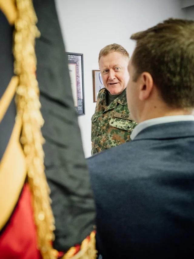 🇩🇪🤝 Austausch zum Amtsantritt

Die Tage durfte ich den neuen Kommandeur des Landeskommandos Saarland, Oberst Kopp, zu seinem Amtsantritt besuchen.

Das Landeskommando ist ein wichtiger Partner für unsere Sicherheit und die Zusammenarbeit zwischen Bundeswehr, Behörden, Kommunen und Hilfsorganisationen. Gerade in Zeiten wachsender Herausforderungen kommt dieser Vernetzung eine besondere Bedeutung zu.

Ich wünsche Oberst Kopp viel Erfolg, eine glückliche Hand und alles Gute für die kommenden Herausforderungen.

#Bundeswehr #Saarland #Landeskommando #Sicherheit #Reserve Zusammenarbeit