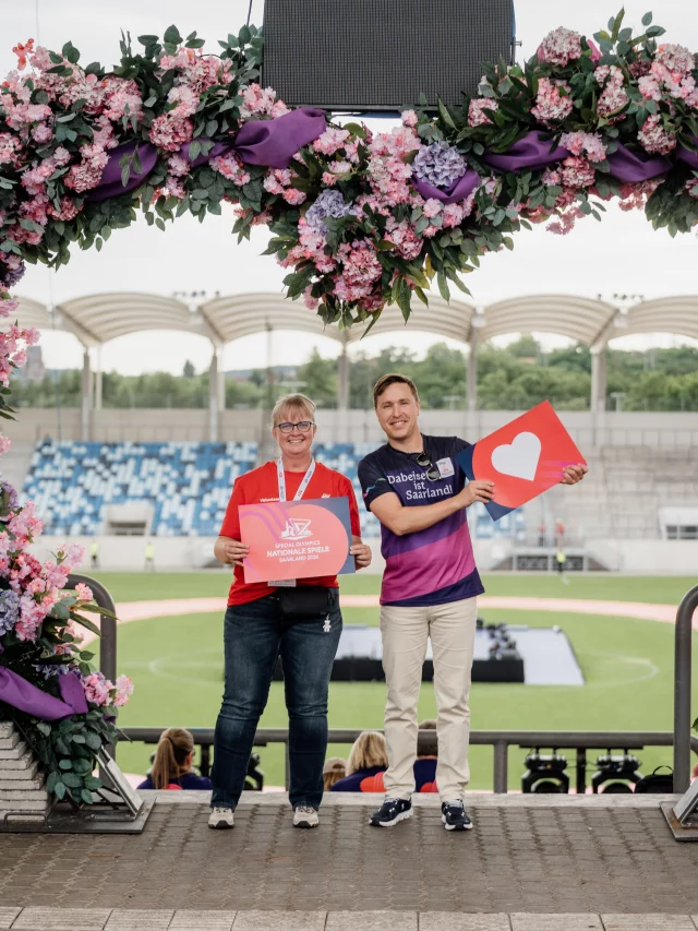 „Die Special Olympics Nationalen Spiele Saarland 2026 sind eröffnet!“

Mit diesen Worten hat @ankerehlinger den Startschuss für eine ganz besondere Woche im Saarland gegeben. Unser Land ist stolz, Gastgeber dieser Spiele zu sein. ❤️

Die Eröffnungsfeier im Ludwigspark war emotional, bewegend und voller Begeisterung – eine Feier des Respekts, der sportlichen Leistung und des Zusammenhalts.

Tausende Athletinnen und Athleten, Teams, Familien, Volunteers und Fans kommen in diesen Tagen bei uns im Saarland zusammen. Sie zeigen, was möglich ist, wenn Vielfalt, Fairness und Gemeinschaft im Mittelpunkt stehen. 🤝

Diese Special Olympics können zu einem echten saarländischen Sommermärchen werden. Sie machen deutlich: Unser Saarland-Stolz ist inklusiv. Er schließt niemanden aus.

Danke an alle, die diese Spiele möglich machen – den Athletinnen und Athleten, den Organisationsteams, den Volunteers und allen Helferinnen und Helfern. Ihr macht diese Woche zu etwas ganz Besonderem. 🏅❤️

#SpecialOlympics #Saarland2026 #Inklusion