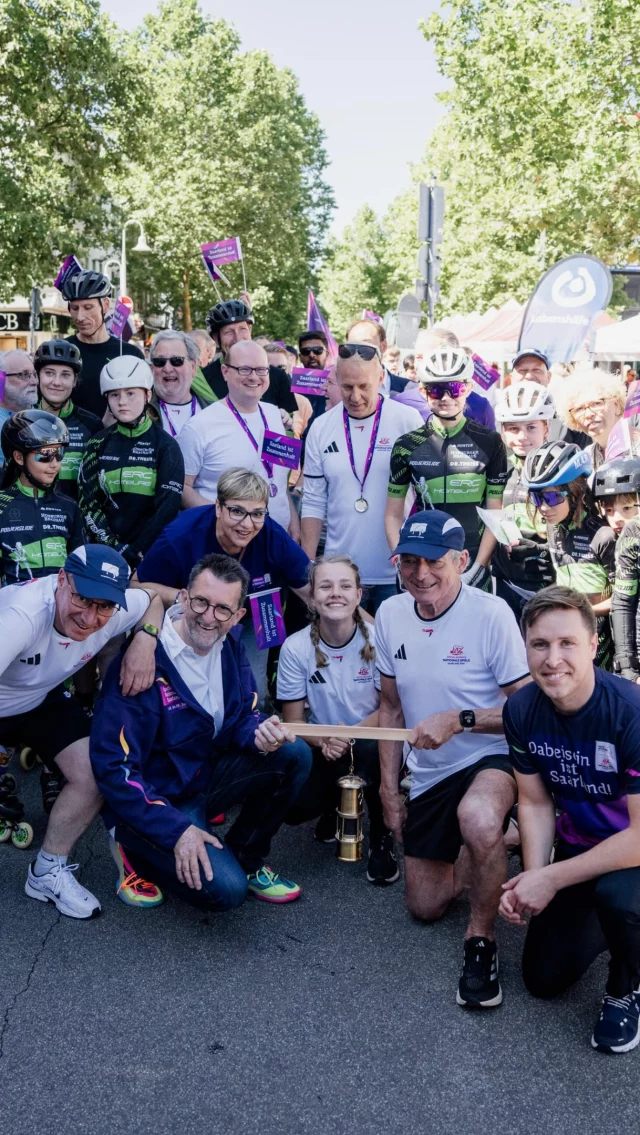 🙌 Dabei sein ist Saarland!

In Homburg haben wir mit dem Fackellauf den Startschuss für die @specialolympicsdeutschland im Saarland gegeben, die hier am Montag starten.

Vom 15. bis 20. Juni finden im Saarland die Nationalen Spiele der Special Olympics Deutschland statt – die Meisterschaften für Menschen mit geistiger und mehrfacher Behinderung.

Unser Saarland wird dann zur Bühne für echte Teilhabe, echte Vielfalt und echten Zusammenhalt. 

Die Zahlen zeigen, wie groß dieses Ereignis ist:
🏅 4.000 Athletinnen und Athleten aus ganz Deutschland
🏀 27 Sportarten – von Judo bis Basketball
🤝 2.500 Volunteers, die mit ihrem Ehrenamt Großartiges leisten

Aber das Wichtigste ist die Botschaft dahinter:
Inklusion gehört mitten in unsere Gesellschaft – nicht an den Rand.

Diese Spiele zeigen: Jeder Mensch zählt. Jeder Mensch hat einen Platz. Und jeder Mensch kann zeigen, was in ihm steckt. ❤️

#SpecialOlympics #Saarland #Inklusion #Zusammenhalt #Vielfalt EchteGemeinschaft