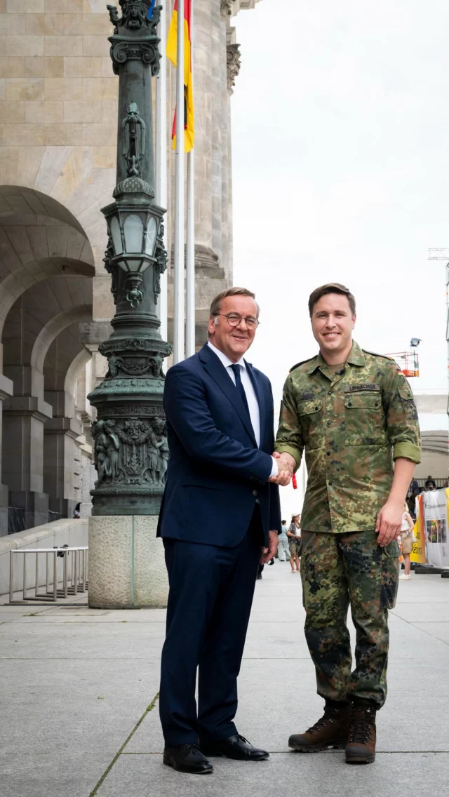 In jeder Uniform steckt ein Mensch. 🇩🇪

Soldatinnen und Soldaten gehören in die Mitte unserer Gesellschaft. Genau deshalb gehört auch der @nationaler_veteranentag dorthin: mitten nach Berlin, mitten ins Herz unserer Demokratie.

Bereits zum zweiten Mal fand der Veteranentag rund um den Deutschen Bundestag statt. Ich habe mich gefreut, für den Reservistenverband dabei zu sein und mit vielen Veteraninnen und Veteranen ins Gespräch zu kommen. Gut, dass auch unser Verteidigungsminister @boris.pistorius an diesem Tag so ein starkes Zeichen für unsere Veteranen gesetzt hat.

Der Veteranentag erinnert uns daran, dass hinter jedem Einsatz, hinter jedem Auftrag und hinter jeder Uniform Menschen stehen, die Verantwortung für unser Land übernommen haben.

Deshalb ist die wichtigste Botschaft dieses Tages ganz einfach:

Danke für euren Dienst! 🇩🇪

#Veteranentag #Bundeswehr #Veteranen #Reservistenverband #DankeFürEurenDiens