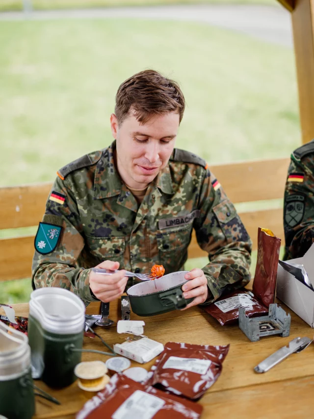 Hier war es in den letzten Wochen etwas ruhiger. Nach einer mehrwöchigen Übung bei der @bundeswehr bin ich jetzt wieder zurück – und freue mich darauf, in den kommenden Wochen wieder viel im Saarland unterwegs zu sein. 

Viele Begegnungen, gute Gespräche und vor allem: zuhören, was Euch vor Ort bewegt.

Ich freue mich auf Euch. Auf geht’s! 💪