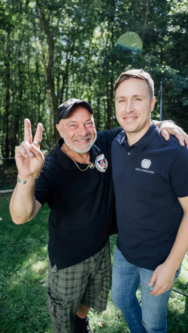 „Warum bist du eigentlich auf so vielen Festen, bei Feuerwehren und Vereinen unterwegs?“ 

Ganz einfach: Weil dort Menschen zusammenkommen, die unsere Gemeinschaft am Laufen halten.

Viele investieren Woche für Woche ihre Freizeit, engagieren sich im Verein, bei der Feuerwehr oder für ihr Dorf. Dafür verdienen sie nicht nur ein Dankeschön, sondern echten Respekt und Wertschätzung. Als gewählter Abgeordneter ist es mir wichtig, genau das auch vor Ort zu zeigen.

Und genauso wichtig: ansprechbar sein, zuhören und mitbekommen, wo der Schuh drückt.

Probleme und Herausforderungen gibt es derzeit genug. Umso wichtiger ist es, nicht nur über die Menschen zu reden, sondern bei ihnen zu sein.

Deshalb bin ich gerne vor Ort.