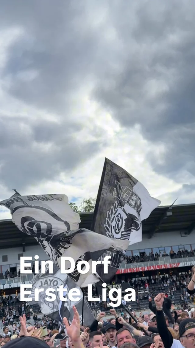Ein Dorf und viel Fußballiebe ⚽️❤️
Glückwunsch @svelversberg zum perfekten Auftakt in der ersten Bundesliga!

📸: Christine Funk (Aufstiegsfeier der SVE)