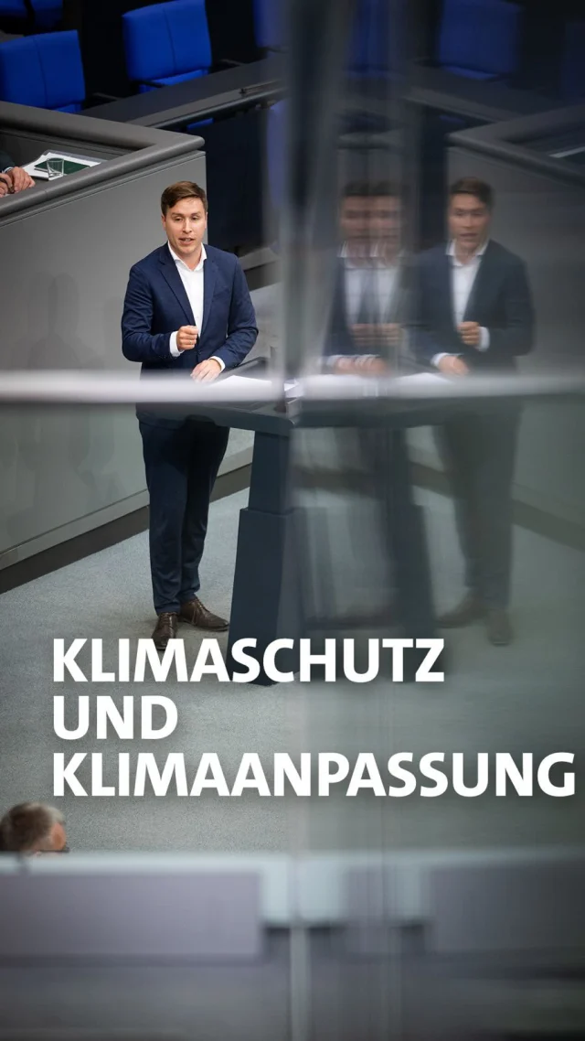 ❗️Dieser Sommer hat uns deutlich gezeigt, was die Folgen der Erderwärmung bedeuten: extreme Hitze, Dürren und verheerende Waldbrände.

Im Bundestag habe ich deshalb vor allem eines gesagt: Danke! Danke an all die Einsatzkräfte von Feuerwehr, THW und weiteren Hilfsorganisationen, die bei den Waldbränden im Einsatz waren. Ihr habt Großartiges geleistet! 🙏

Gleichzeitig ist klar: Wir müssen als Politik mehr tun – beim Klimaschutz und bei der Klimaanpassung.

Klimaanpassung bedeutet ganz konkret:

✅ Vulnerable Gruppen schützen: Ältere Menschen, Kinder und Menschen mit Beeinträchtigungen brauchen besonderen Schutz vor extremer Hitze.

✅ Städte hitzeresistenter machen: Mehr Grünflächen, mehr Schatten und gezielte Maßnahmen gegen die zunehmende Hitze.

✅ Einsatzkräfte besser ausstatten: Feuerwehr, THW und andere Hilfsorganisationen müssen auf häufigere und großflächigere Waldbrände vorbereitet sein.

✅ Wassermanagement verbessern: Wasser besser in der Fläche halten und mit Rückhalteflächen sowie natürlichen Schutzmaßnahmen Schäden durch Extremwetter begrenzen.

Die Folgen des Klimawandels sind längst bei uns angekommen. Deshalb müssen wir vorsorgen, statt erst zu reagieren, wenn die nächste Krise da ist.