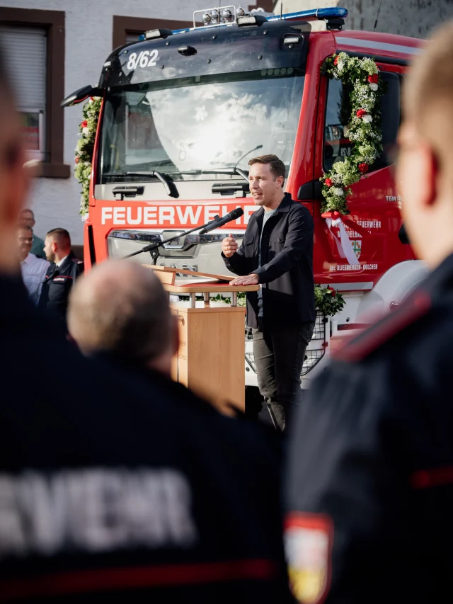 🚒 Zwei neue Fahrzeuge für die Feuerwehr Bliesmengen-Bolchen!

Ein besonderer Tag für die Feuerwehr in der Gemeinde Mandelbachtal: Gleich zwei neue Einsatzfahrzeuge konnten offiziell eingeweiht werden. Darunter auch ein Katastrophenschutzfahrzeug, das aus Mitteln des Bundes finanziert wurde.

Die Bereitstellung der Bundesfahrzeuge zeigt: Bund, Länder und Kommunen ziehen an einem Strang, um den Schutz der Bevölkerung nachhaltig zu stärken. 💪

Damit wird nicht nur der Fuhrpark modernisiert, sondern vor allem die Einsatzbereitschaft im Brand- und Katastrophenschutz weiter gestärkt.

Wer für uns durchs Feuer geht, braucht die bestmögliche Ausstattung und eine Politik, die hinter unseren Einsatzkräften steht. 🔥🚒

Danke an alle Feuerwehrfrauen und Feuerwehrmänner für Euren Einsatz – Tag für Tag, oft ehrenamtlich und immer dann, wenn andere Hilfe brauchen! 🙏