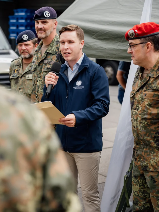 🍂 Herbstmarkt in Heusweiler – Tag der Reserve 🇩🇪

Starkes Engagement der Reservistenkameradschaft Köllertal: Auch in diesem Jahr haben die Kameradinnen und Kameraden den Tag der Reserve der Landesgruppe Saarland im Rahmen des Heusweiler Herbstmarktes auf die Beine gestellt. 💪

Ich habe mich sehr gefreut, dabei sein zu dürfen und mit in diesem Zuge verdiente Reservisten für ihren Einsatz zu ehren.

Für mich ist klar: Die Bundeswehr und ihre Reservistinnen und Reservisten gehören in die Mitte unserer Gesellschaft. Sie verdienen Anerkennung, Sichtbarkeit und unseren Respekt für ihren Einsatz.

Danke an alle, die diesen Tag möglich gemacht haben! 🙏🇩🇪