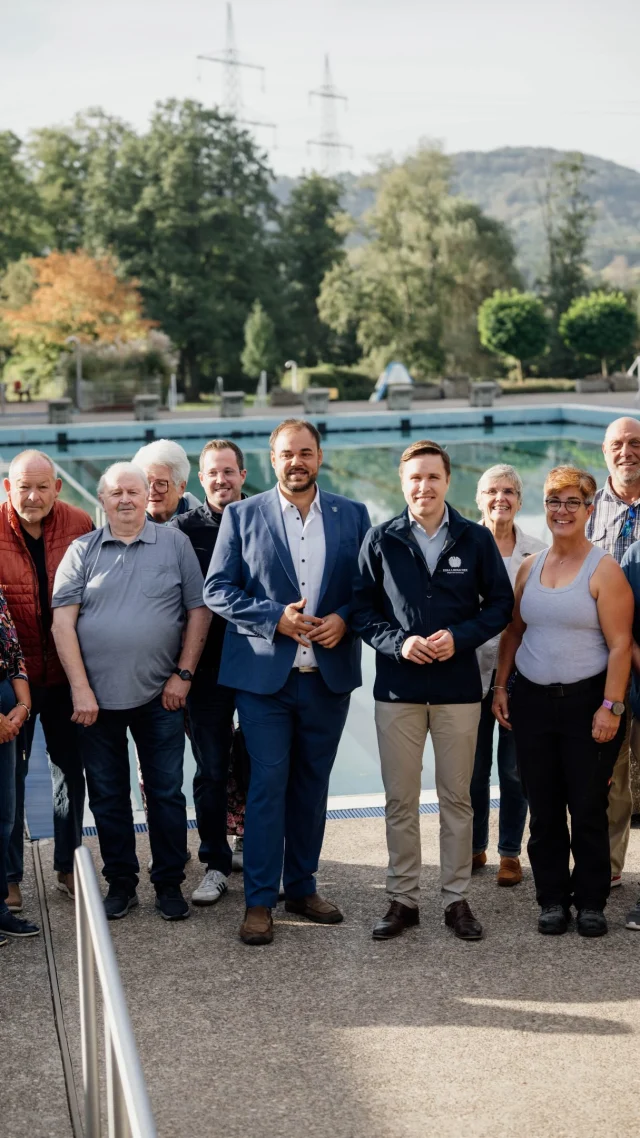 🏊‍♂️ ZUKUNFT FÜR DAS SOLARFREIBAD LIMBACH! ☀️💪

Letzte Woche in Berlin beschlossen, heute vor Ort in Limbach: Richtig gute Nachrichten für Limbach, die Gemeinde Kirkel und die ganze Region!

Der Bund fördert die dringend notwendige Sanierung unseres Solarfreibades mit 3,6 Millionen Euro! 🙌

Damit ist klar: Das Freibad Limbach hat eine Zukunft! ❤️

Seit mehr als 50 Jahren gehört das Freibad zu Limbach – und das soll auch in Zukunft so bleiben. Denn ein Freibad ist viel mehr als ein Schwimmbecken: Hier lernen Kinder schwimmen, Familien verbringen gemeinsam ihre Freizeit, ältere Menschen halten sich fit und Generationen kommen zusammen.

Zuletzt war die Zukunft des Bades wegen des großen Sanierungsbedarfs ungewiss. Deshalb habe ich mich in Berlin dafür eingesetzt, dass der Bund die Sanierung unterstützt. Jetzt stehen 3,6 Millionen Euro bereit!

Ein großes Dankeschön an alle, die vor Ort für unser Freibad gekämpft haben – insbesondere an die mehr als 200 Engagierten im neu gegründeten Förderverein @foerderverein_solarbad_limbach sowie an Ortsvorsteher, Ortsrat, Gemeindeverwaltung und Bürgermeister.

Gemeinsam haben wir es geschafft: Das Solarfreibad Limbach bleibt! ☀️🏊‍♀️❤️