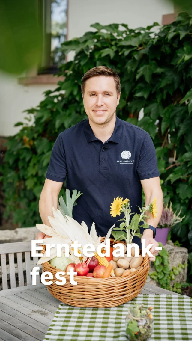 🌾 ERNTEDANK – DANKE AN UNSERE LANDWIRTSCHAFT!

Unsere Lebensmittel kommen nicht aus dem Supermarkt. Sie kommen vom Acker, aus dem Stall – und aus den Händen von Menschen, die jeden Tag hart dafür arbeiten. 🚜

Gerade in einem schwierigen Erntejahr wird deutlich, wie wenig selbstverständlich volle Regale sind. Hinter jeder Ernte stehen Landwirtinnen und Landwirte, Familien und Betriebe, die früh morgens und spät abends arbeiten – bei Hitze, Trockenheit und jedem Wetter.

Dafür sagen wir heute: Danke! 🙏

Aber Erntedank ist für mich mehr als ein Tag des Dankes. Er ist auch ein Bekenntnis: Wer Ernährungssicherheit will, muss unsere Landwirtschaft stärken.

Deshalb müssen wir unseren Höfen den Rücken freihalten: weniger unnötige Bürokratie, konkrete Entlastungen und Unterstützung dort, wo sie gebraucht wird. Gleichzeitig müssen wir unsere Landwirtschaft widerstandsfähiger gegen Wetterextreme und fit für die Zukunft machen.

Denn eine starke Landwirtschaft sichert unsere Ernährung, schafft Wertschöpfung und hält unsere Heimat lebendig. 🌾🇩🇪

Danke an alle, die jeden Tag dafür arbeiten!

Zum Erntedankfest war ich bei Richard Schreiner, den Vorsitzenden des Bauernverbandes im Saarpfalz-Kreis, zu Gast. Dabei sind diese Aufnahmen entstanden.
