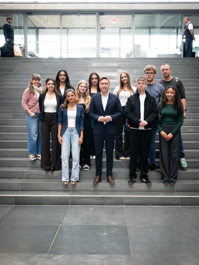 🤝 Junge Menschen, die ihre Stadt mitgestalten!

Der Jugendbeirat Neunkirchen leistet vor Ort großartige Arbeit und war jetzt bei mir im Deutschen Bundestag in Berlin zu Gast!

Bei unserem Austausch ging es um Themen, die junge Menschen in Neunkirchen bewegen: Wie können Jugendliche stärker in politische Entscheidungen eingebunden werden? Wie können wir die Sicherheit in der Innenstadt verbessern?

💪 Der Jugendbeirat zeigt, wie wichtig es ist, dass junge Menschen nicht nur mitreden, sondern auch mitentscheiden. Mit eigenen Ideen, Projekten und Veranstaltungen setzen sich die Mitglieder für die Interessen ihrer Generation ein.

Vielen Dank für Euer Engagement und den spannenden Austausch! Unsere Demokratie lebt davon, dass junge Menschen sich einbringen und Verantwortung übernehmen. 🙌