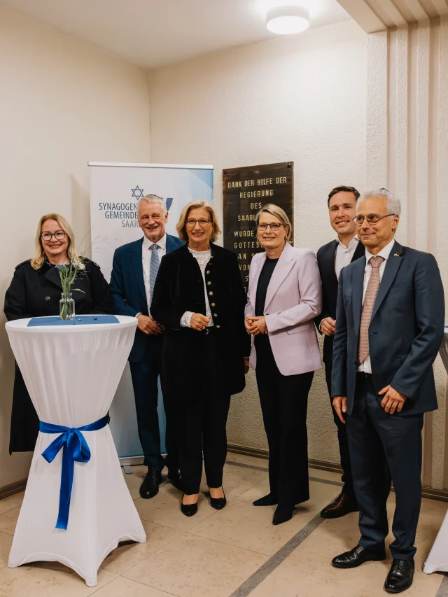 ✡️ 80 Jahre Synagogengemeinde Saarland!

1946, nur ein Jahr nach dem Ende der Shoah, wurde im Saarland die erste jüdische Gemeinde auf dem Gebiet der heutigen Bundesrepublik wiedergegründet.

Heute feiern wir 80 Jahre jüdisches Leben, Gemeinschaft und Zusammenhalt im Saarland. Ein besonderes Jubiläum und ein starkes Zeichen!

Gerade in diesen Zeiten ist klar: Antisemitismus dürfen wir niemals hinnehmen! Egal, ob er von rechts kommt oder von selbsternannten Linken. Wer antisemitische Positionen vertritt oder verharmlost, darf nicht auf unsere Nachsicht zählen. Und schon gar nicht darf Antisemitismus in Regierungen geduldet werden.

Jüdisches Leben gehört zu unserem Land. Es zu schützen, ist unser aller Verantwortung!